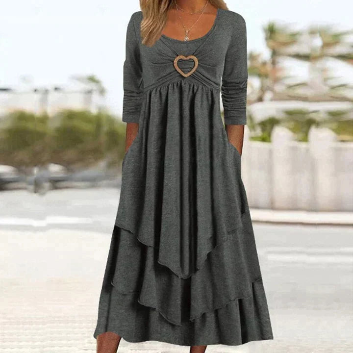 ✨👗 Vestido midi em camadas com detalhe em forma de coração – Corte em A que realça a silhueta e tecido leve, ideal para viagens ou encontros
