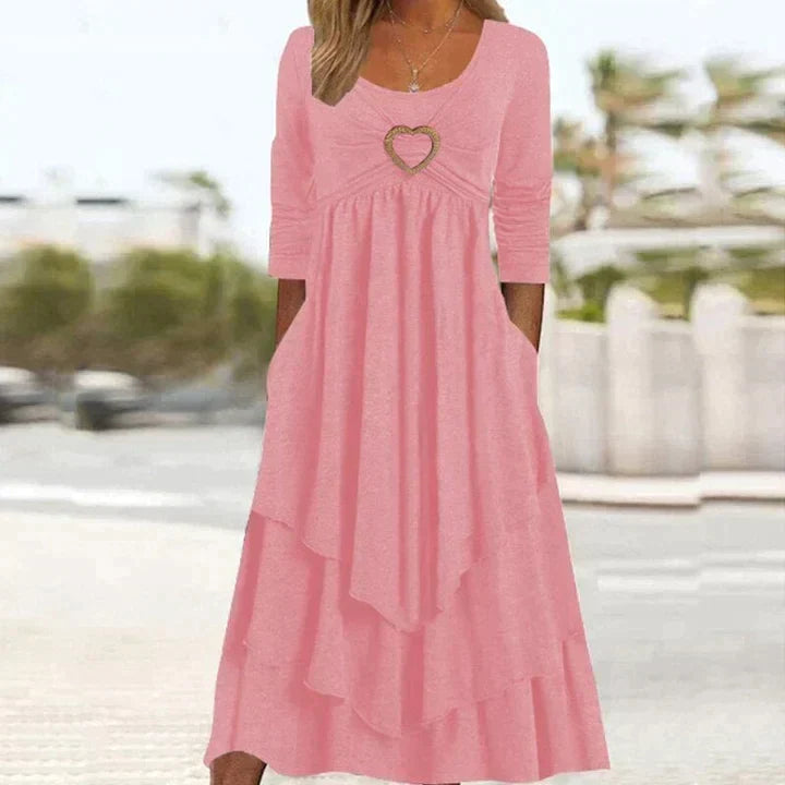 ✨👗 Vestido midi em camadas com detalhe em forma de coração – Corte em A que realça a silhueta e tecido leve, ideal para viagens ou encontros