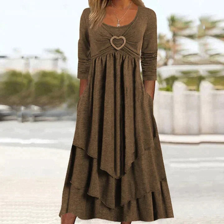 ✨👗 Vestido midi em camadas com detalhe em forma de coração – Corte em A que realça a silhueta e tecido leve, ideal para viagens ou encontros