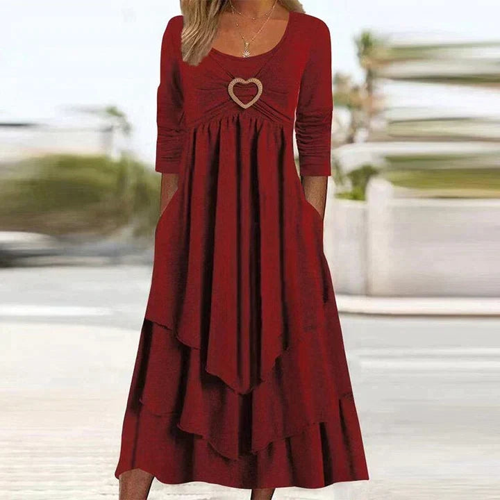 ✨👗 Vestido midi em camadas com detalhe em forma de coração – Corte em A que realça a silhueta e tecido leve, ideal para viagens ou encontros