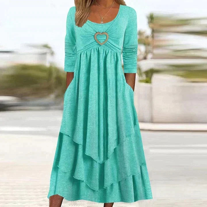 ✨👗 Vestido midi em camadas com detalhe em forma de coração – Corte em A que realça a silhueta e tecido leve, ideal para viagens ou encontros