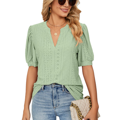 Blusa de mujer con cuello en V y corte floral en color liso