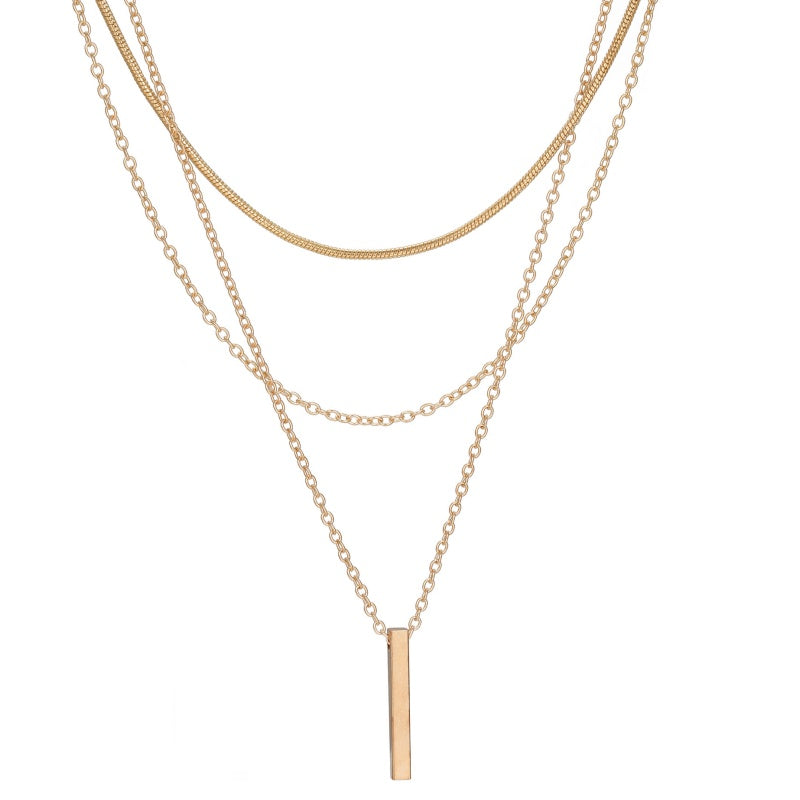 Colar elegante de várias camadas com um pendente delicado
