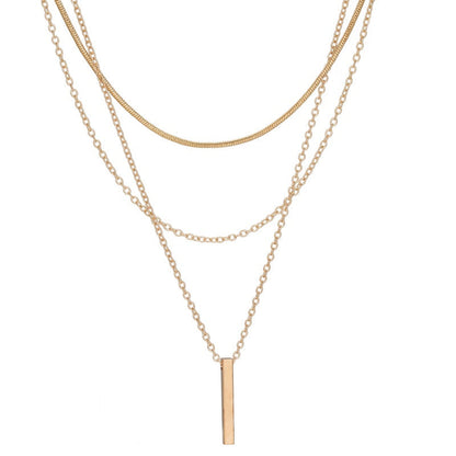 Colar elegante de várias camadas com um pendente delicado