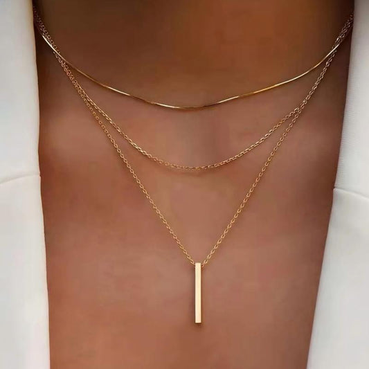 Colar elegante de várias camadas com um pendente delicado