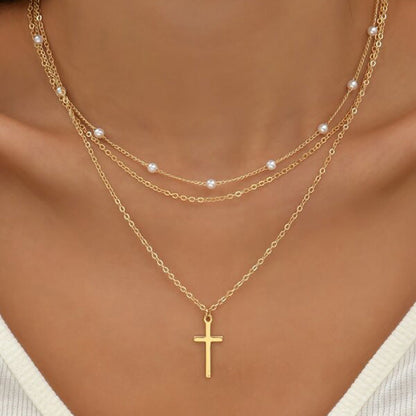 Colar elegante de várias camadas com um pendente delicado