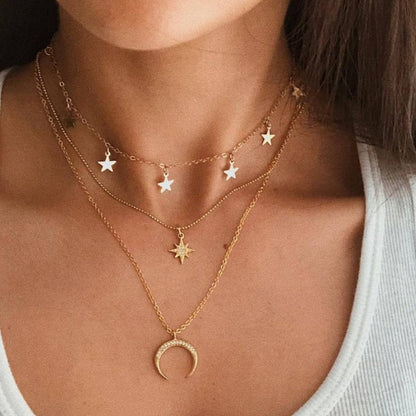 Colar elegante de várias camadas com um pendente delicado