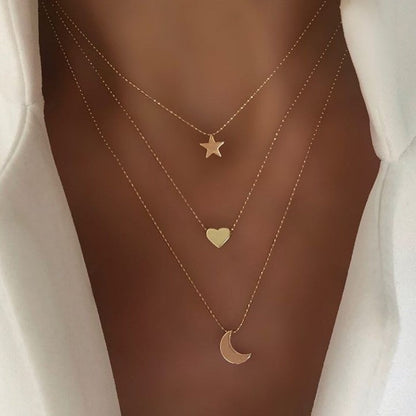 Colar elegante de várias camadas com um pendente delicado