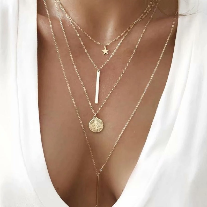 Colar elegante de várias camadas com um pendente delicado