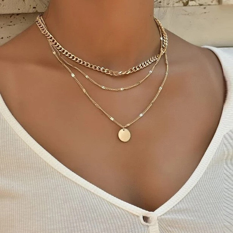 Colar elegante de várias camadas com um pendente delicado
