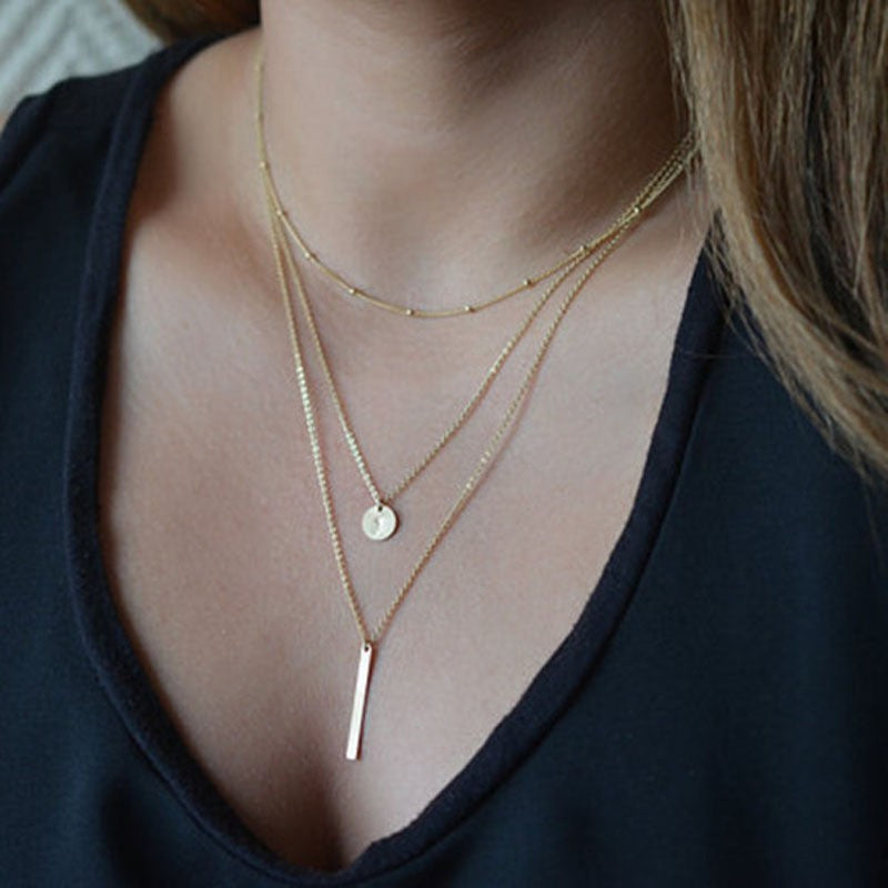 Colar elegante de várias camadas com um pendente delicado