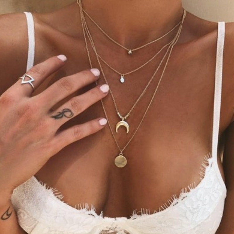 Colar elegante de várias camadas com um pendente delicado