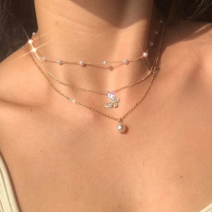 Colar elegante de várias camadas com um pendente delicado