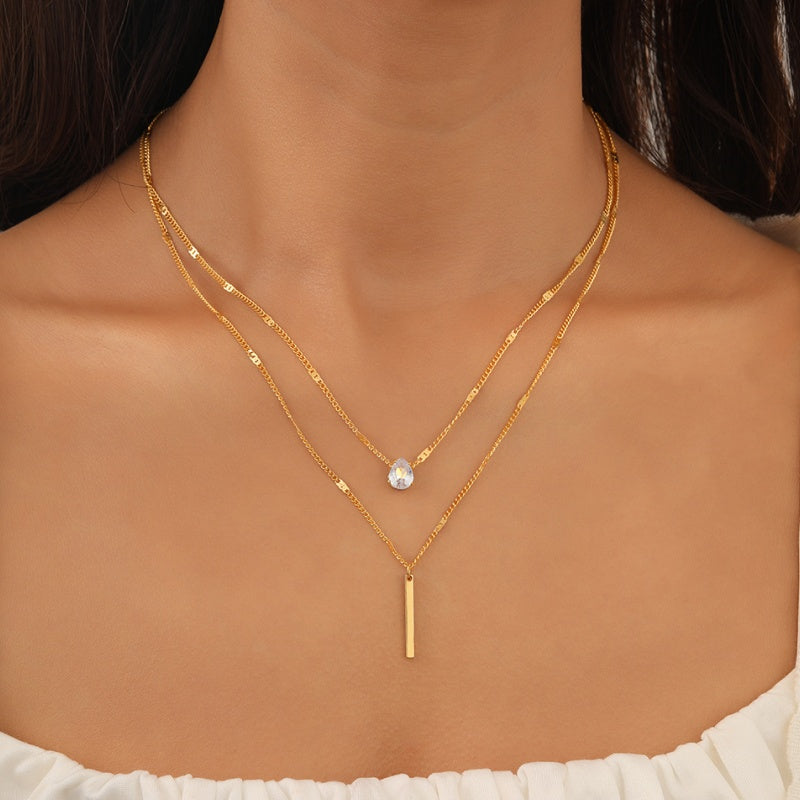 Colar elegante de várias camadas com um pendente delicado