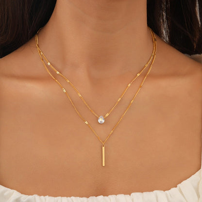 Colar elegante de várias camadas com um pendente delicado