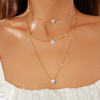 Colar elegante de várias camadas com um pendente delicado
