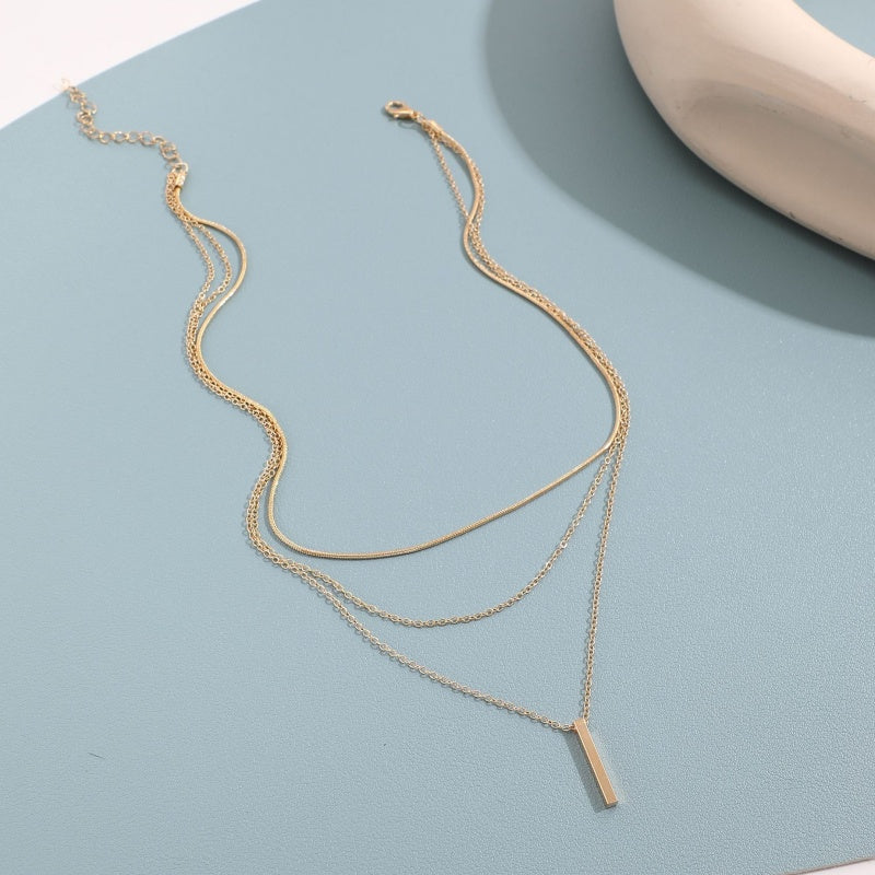 Colar elegante de várias camadas com um pendente delicado