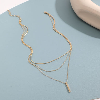 Colar elegante de várias camadas com um pendente delicado