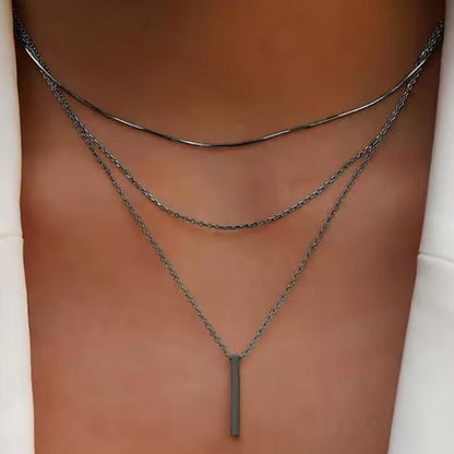 Colar elegante de várias camadas com um pendente delicado