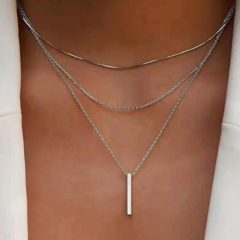 Colar elegante de várias camadas com um pendente delicado