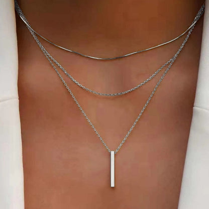 Colar elegante de várias camadas com um pendente delicado