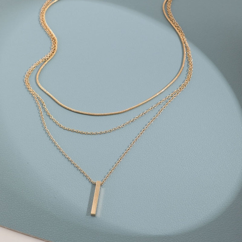 Colar elegante de várias camadas com um pendente delicado