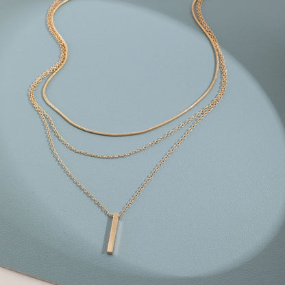 Colar elegante de várias camadas com um pendente delicado