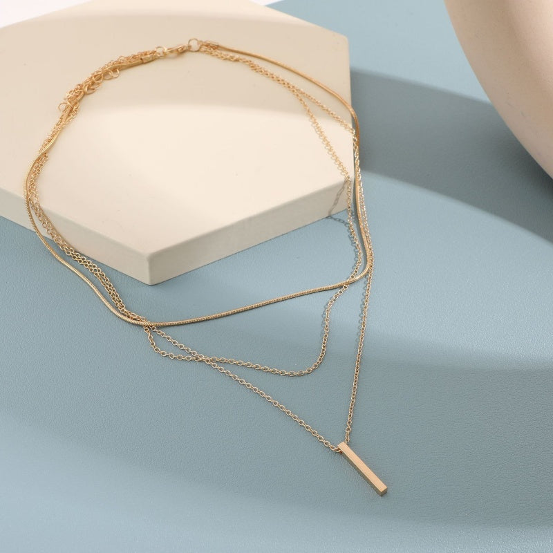 Colar elegante de várias camadas com um pendente delicado
