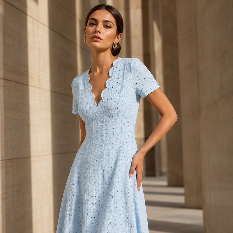 ✨👗Vestido com decote em V e aberturas, com acabamento recortado – Leve e romântico, ideal para festas no jardim ou brunch 🌿