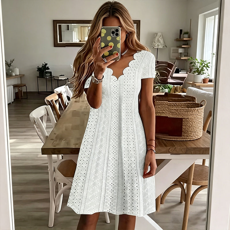 ✨👗Vestido com decote em V e aberturas, com acabamento recortado – Leve e romântico, ideal para festas no jardim ou brunch 🌿