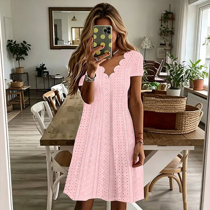 ✨👗Vestido com decote em V e aberturas, com acabamento recortado – Leve e romântico, ideal para festas no jardim ou brunch 🌿
