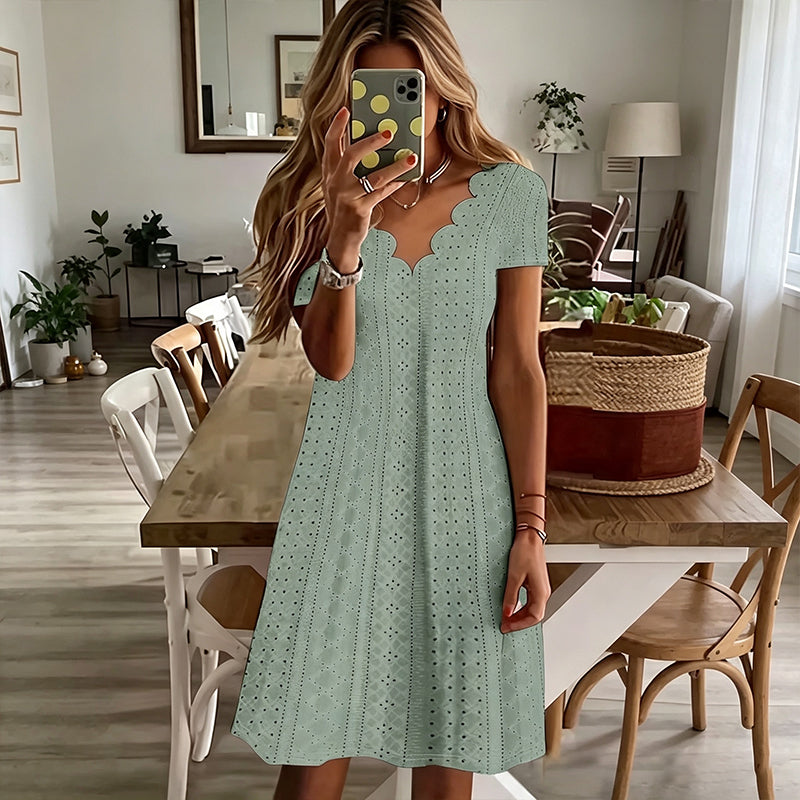 ✨👗Vestido com decote em V e aberturas, com acabamento recortado – Leve e romântico, ideal para festas no jardim ou brunch 🌿