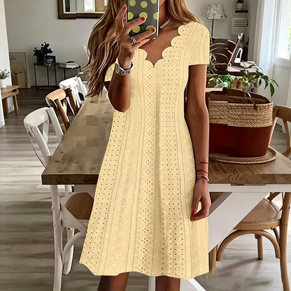 ✨👗Vestido com decote em V e aberturas, com acabamento recortado – Leve e romântico, ideal para festas no jardim ou brunch 🌿