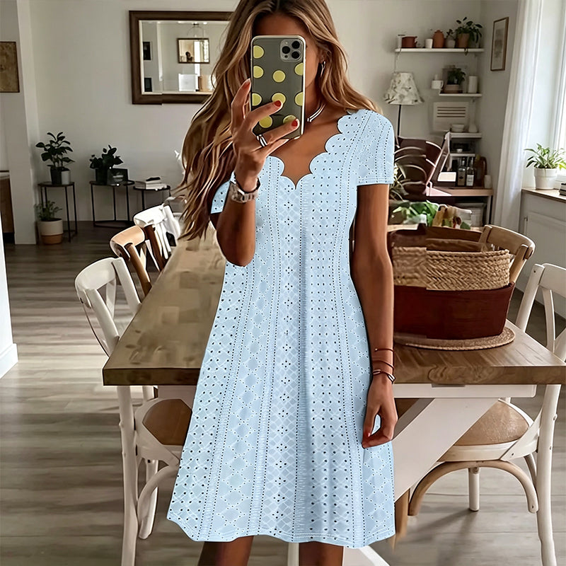 ✨👗Vestido com decote em V e aberturas, com acabamento recortado – Leve e romântico, ideal para festas no jardim ou brunch 🌿