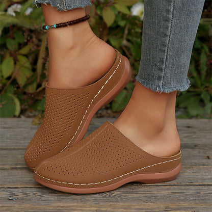 Mules femininas com plataforma e design perfurado, sem atacadores