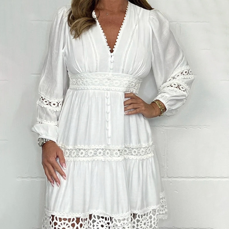 ✨👗Vestido feminino branco vintage com decote em V e rendas recortadas