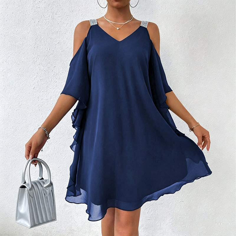 ✨ 💃Vestido comprido com decote em V e ombros à mostra – Recortes modernos e um corte elegante – Arrase em qualquer evento.